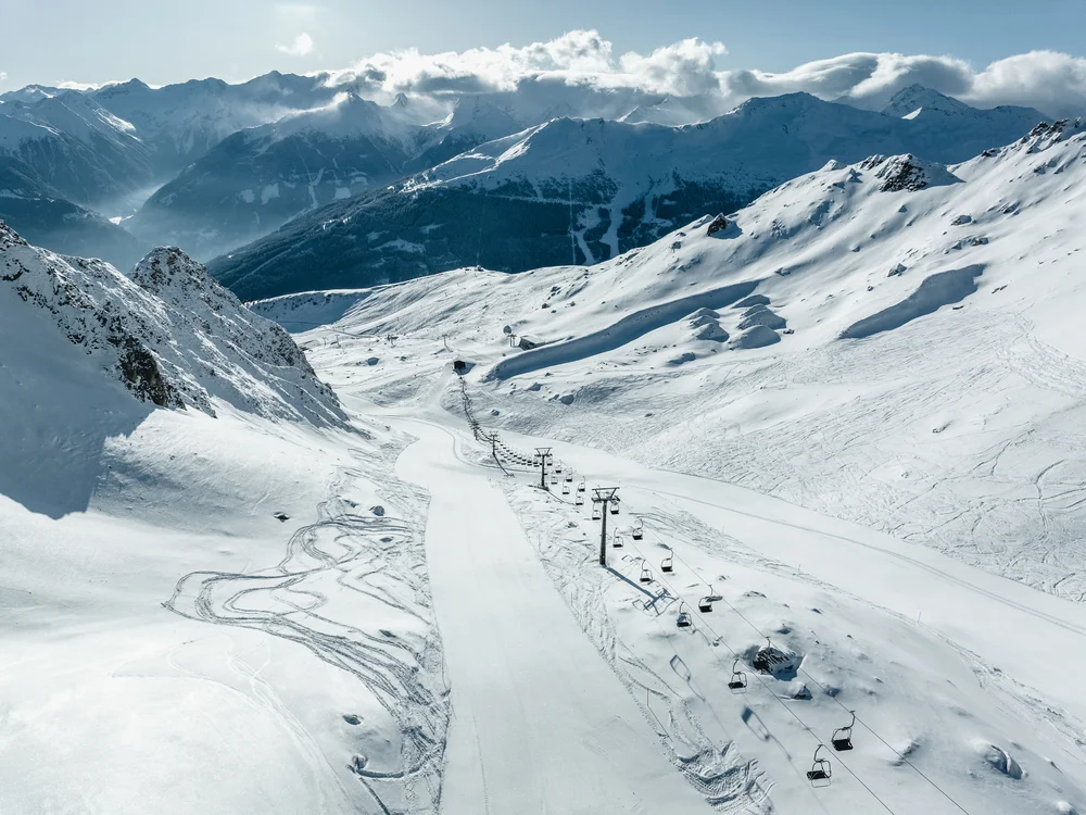 GRETI in Bad Hofgastein: dein alpines Boutique Hotel Verschneite Berglandschaft mit Sessellift und Skipiste