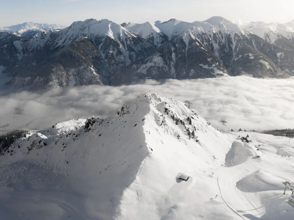 GRETI in Bad Hofgastein: dein alpines Boutique Hotel Verschneite Berglandschaft mit Skigebiet und Wolkenmeer